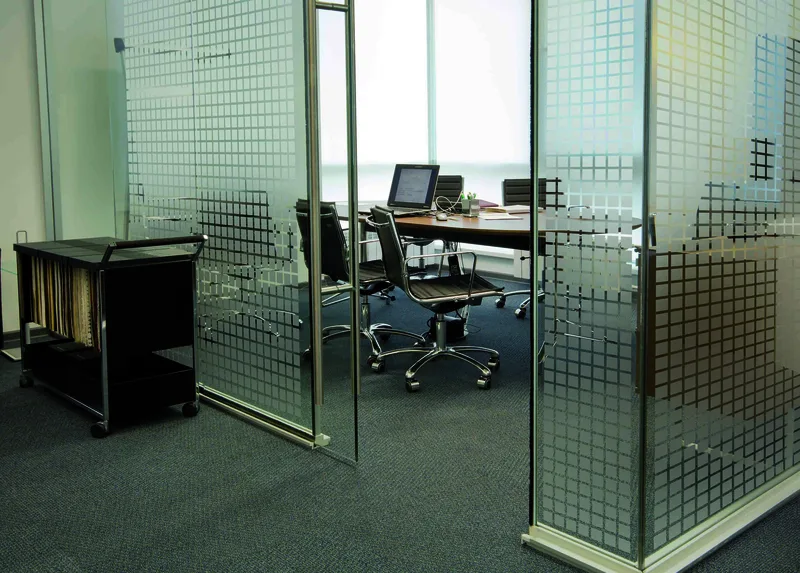 Bureau professionnel avec film occultant à motif grille sur cloison vitrée