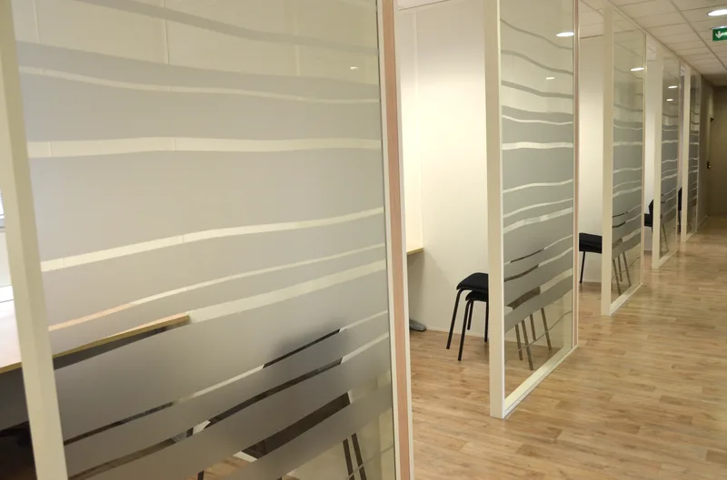 Cloisons vitrées avec film de confidentialité dans des bureaux professionnels