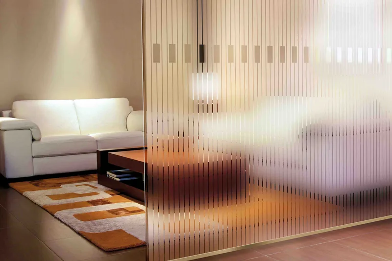 Cloison vitrée avec film décoratif lignes verticales design