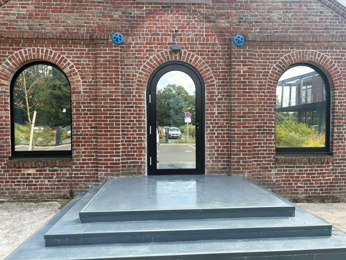 Film miroir sans tain posé sur la porte d'entrée vitrée