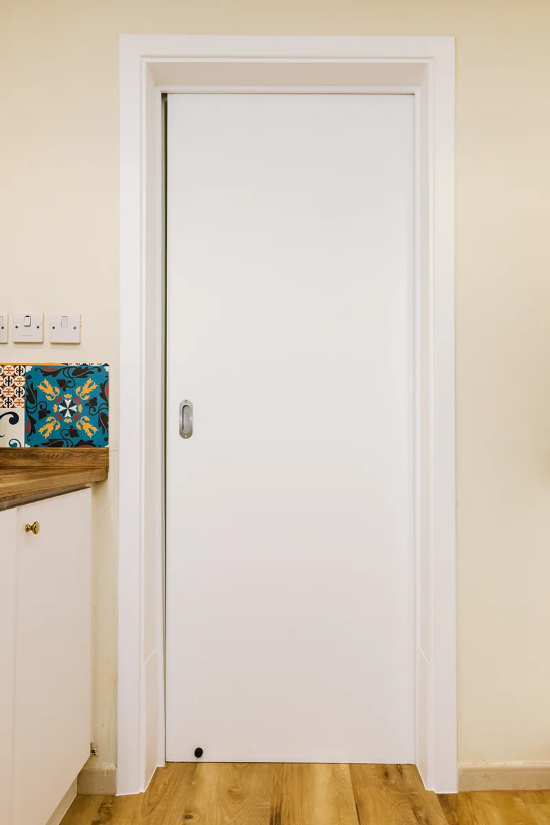 Après — Porte rénovée covering blanc