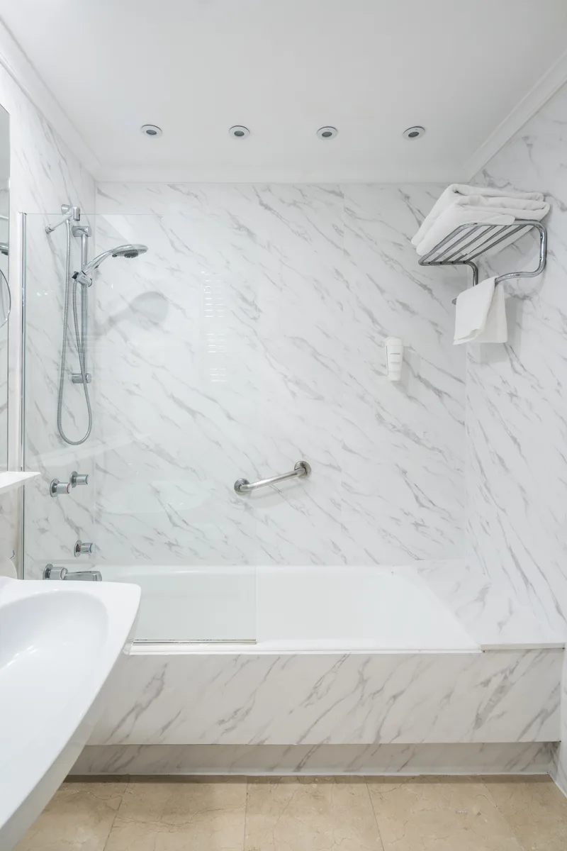 Après — Salle de bain marbre blanc